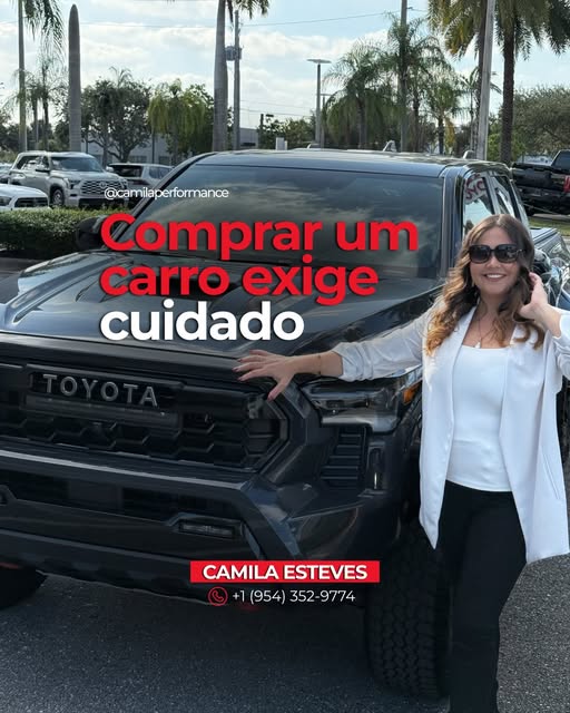 Camila ao lado de uma Toyota Tacoma preta, arte com o texto Comprar um carro exige cuidado